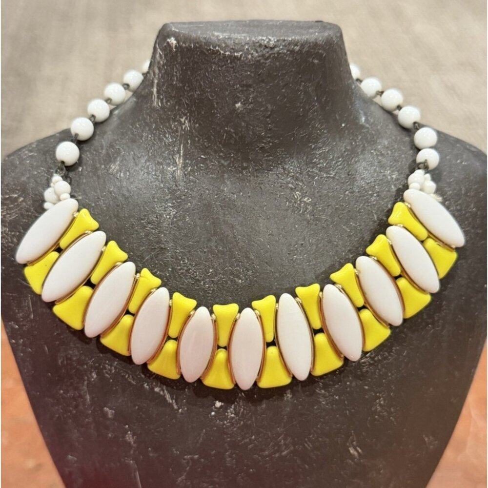 WESTERN GERMANY LEMON YELLOW WHITE GLASS BEADS CHOKER NECKLACE VINTAGE EUC
